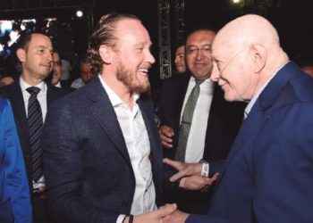 Con el edificio del Antiguo Palacio del Ayuntamiento de fondo, ahí donde despacha el titular de la Jefatura de Gobierno, el candidato de la coalición Va X La Ciudad de México (PAN, PRI y PRD), Santiago Taboada presentó sus cinco propuestas esenciales en materia de seguridad ciudadana para lograr lo que él llama, “blindar la CDMX”. FOTO: Especial