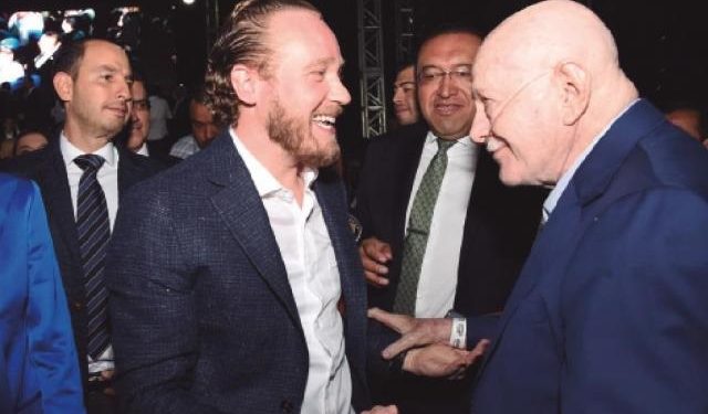 Con el edificio del Antiguo Palacio del Ayuntamiento de fondo, ahí donde despacha el titular de la Jefatura de Gobierno, el candidato de la coalición Va X La Ciudad de México (PAN, PRI y PRD), Santiago Taboada presentó sus cinco propuestas esenciales en materia de seguridad ciudadana para lograr lo que él llama, “blindar la CDMX”. FOTO: Especial