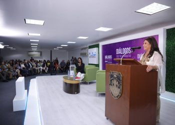Clara Brugada, candidata a la jefatura de Gobierno de la Ciudad de México por la coalición “Sigamos haciendo historia en la CDMX” comentó ante empresarios que, de ganar en las elecciones del 2 de junio, combatirá la informalidad en los negocios en pro del crecimiento económico de la capital mexicana. FOTO: Especial