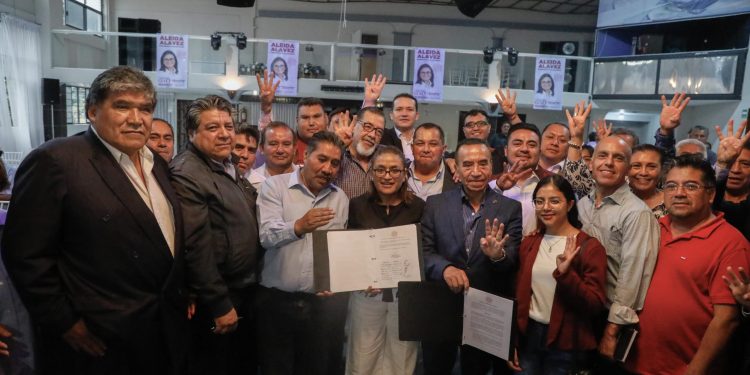 Aleida Alavez Ruiz, aspirante al gobierno de la alcaldía Iztapalapa por la coalición Seguiremos Haciendo Historia en la Ciudad de México, firmó con representantes del sector transportista, el acuerdo Movilidad Sostenible, Segura, Participativa e Incluyente. FOTO: Especial