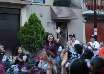 La candidata por Morena, a la Alcaldía de Iztacalco, Lourdes Paz, se reunió con integrantes de la Unión de Trabajadores y Choferes de transporte público Quetzales AC. para celebrar a los pequeños por el Día del Niño, evento en el que se comprometió a una serie de acciones para los niños y las familias puedan convivir y recrearse. FOTO: Especial