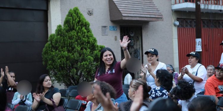 La candidata por Morena, a la Alcaldía de Iztacalco, Lourdes Paz, se reunió con integrantes de la Unión de Trabajadores y Choferes de transporte público Quetzales AC. para celebrar a los pequeños por el Día del Niño, evento en el que se comprometió a una serie de acciones para los niños y las familias puedan convivir y recrearse. FOTO: Especial
