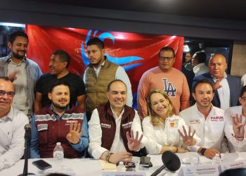 El diputado local (ex panista) y ahora candidato a la diputación federal por Morena, Gonzalo Espina presentó a nuevos integrantes de “La Ola Azul” en Coyoacán, que según él representan “miles de votos para Morena” para ganar en esa demarcación. FOTO: CDMX Magacín
