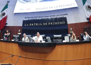 En seguimiento a la celebración de los primeros 200 años de la instauración del Senado y de los 150 años de su restauración, al inicio de la sesión de hoy se proyectaron videos con mensajes de amistad de las y los líderes parlamentarios de 10 países. FOTO: Senado