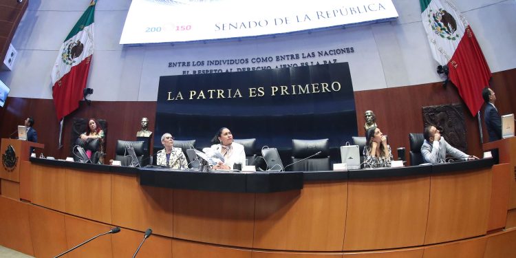 En seguimiento a la celebración de los primeros 200 años de la instauración del Senado y de los 150 años de su restauración, al inicio de la sesión de hoy se proyectaron videos con mensajes de amistad de las y los líderes parlamentarios de 10 países. FOTO: Senado