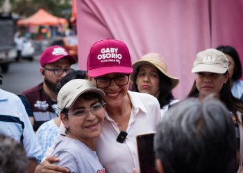La abanderada de la candidatura común "Seguiremos Haciendo Historia en la Ciudad de México", Gaby Osorio, compartió con las y los vecinos de la colonia San Pedro Mártir que una de sus propuestas en materia de seguridad es colocar policías de proximidad originarios de Tlalpan en cada comunidad. FOTO: Especial