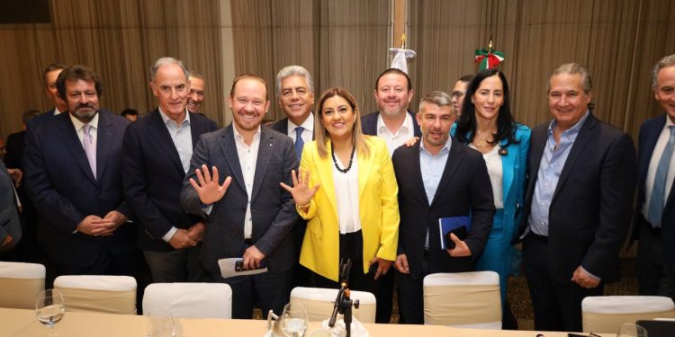 En la reunión con integrantes del Consejo de la Comunicación, el candidato a la Jefatura de Gobierno, Santiago Taboada destacó el trabajo de las empresas que promueven la participación ciudadana rumbo a la elección del 2 de junio. FOTO: Especial