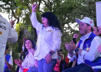 Tres fueron los compromisos más importantes del candidato de la coalición “Va X La Ciudad de México” ante la abanderada de ese bloque a la Alcaldía de Azcapotzalco: llevarse la Fiscalía de Avenida Jardín a otro lado, porque es un “mugrero”; blindar la demarcación, por cada patrulla que ponga la Alcaldía, el Gobierno capitalino pondrá otra; además de arreglar y dignificar las 198 escuelas públicas. FOTOS: Especial