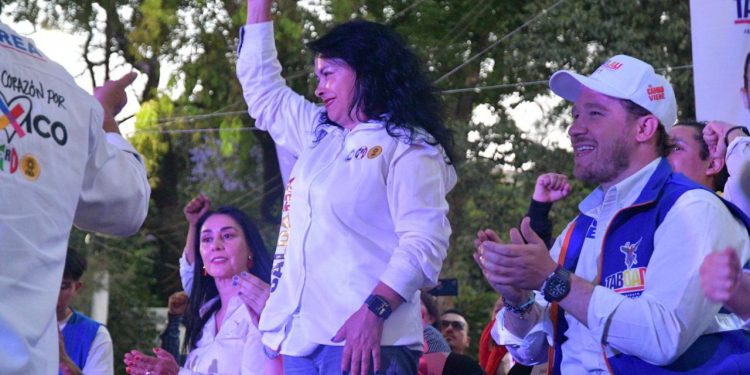 Tres fueron los compromisos más importantes del candidato de la coalición “Va X La Ciudad de México” ante la abanderada de ese bloque a la Alcaldía de Azcapotzalco: llevarse la Fiscalía de Avenida Jardín a otro lado, porque es un “mugrero”; blindar la demarcación, por cada patrulla que ponga la Alcaldía, el Gobierno capitalino pondrá otra; además de arreglar y dignificar las 198 escuelas públicas. FOTOS: Especial