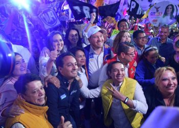Margarita Saldaña, en su arranque de campaña simbólico por la Alcaldía Azcapotzalco, acompañada por el candidato a la Jefatura de Gobierno, Santiago Taboada, celebró que el abanderado de su partido se comprometió a que en caso de ganar la va a apoyar para que cada unidad territorial de la demarcación tenga su propia patrulla. FOTOS: Especial