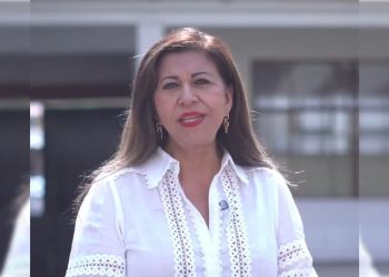 La policía de Cuautitlán, aún bajo control del alcalde con licencia, Aldo Ledezma, intentó amedrentar a la candidata de Morena a la presidencia municipal, Juanita Carrillo. FOTO: Especial