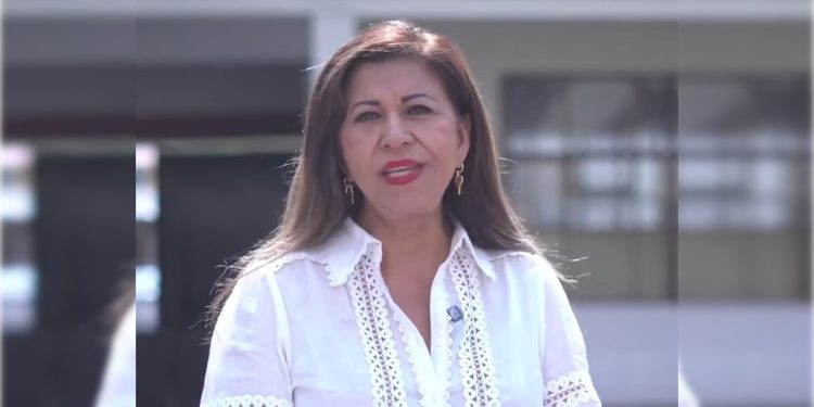 La policía de Cuautitlán, aún bajo control del alcalde con licencia, Aldo Ledezma, intentó amedrentar a la candidata de Morena a la presidencia municipal, Juanita Carrillo. FOTO: Especial