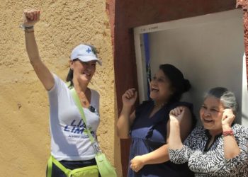 A las mujeres las abrazo, las escucho y las apoyo: Lía Limón