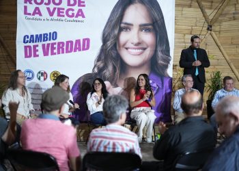 La candidata por la coalición “Va por la Ciudad de México”, integrada por el PRI, PAN y PRD, Ale Rojo de la Vega, presentó ante vecinos y vecinas de la Roma sur, así como con integrantes de organizaciones ambientales y de la aspirante a la diputación local Distrito 9, Silvia Sánchez Barrios. FOTO: Especial