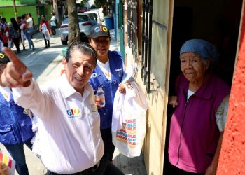 El abanderado de PRI, PAN y PRD para Coyoacán visitó anoche a los condóminos de Pedregal del Maurel, en donde le reconocieron de viva voz el trabajo cuando fue alcalde y poco antes visitó la colonia Ajusco y el pueblo de La Candelaria así como la colonia Media Luna. FOTO: Especial