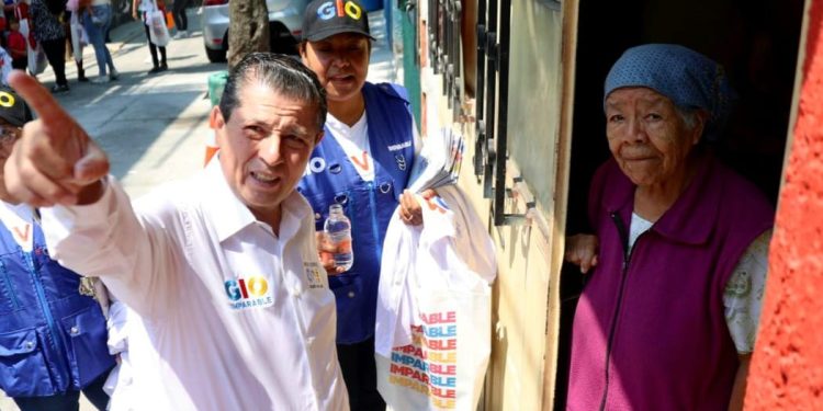 El abanderado de PRI, PAN y PRD para Coyoacán visitó anoche a los condóminos de Pedregal del Maurel, en donde le reconocieron de viva voz el trabajo cuando fue alcalde y poco antes visitó la colonia Ajusco y el pueblo de La Candelaria así como la colonia Media Luna. FOTO: Especial