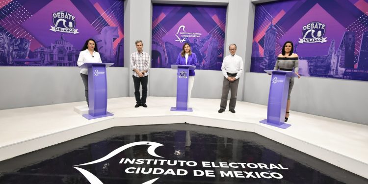 En entrevista, Saldaña Hernández lamentó que, durante el encuentro realizado por el IECM, haya habido una candidata esquirol, (en referencia a Luisa Alpízar), porque “yo creo que le dolieron las manos de tanto aplaudirle a Vidal Llerenas el peor alcalde de Morena que ha tenido Azcapotzalco”. FOTO: Especial