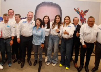 “Morena se desmorona”, dijo este lunes el candidato a la jefatura de gobierno a la coalición “Va X la CDMX”, Santiago Taboada, al señalar que la manifestación de la Marea Rosa que ayer inundó el Zócalo capitalino es una demostración de que ya ganaron la capital del país. FOTO: Especial