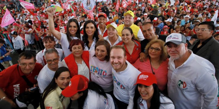 En un recorrido por el barrio de Tepito los candidatos de oposición, Xóchitl Gálvez, a la Presidencia de la República, y Santiago Taboada, a la Jefatura de Gobierno, pidieron el voto de confianza al gremio de los comerciantes a quienes les prometieron revivir el seguro popular para que tengan buena atención a la salud, así como apoyo para vivienda. FOTO: Especial