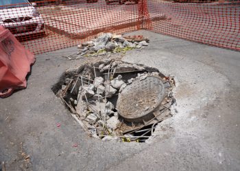 “Hacemos un llamado al Jefe de Gobierno a que se pongan a chambear y antes de que Morena se vaya de la Ciudad, dejen bien el pavimento de la lateral de Río San Joaquín”, insistió Taboada. FOTOS: Especial