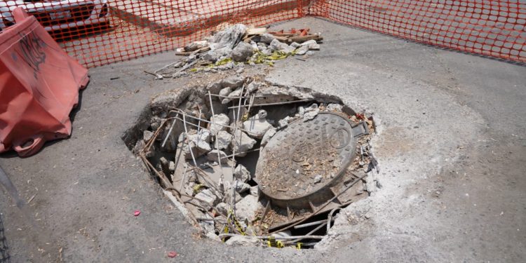 “Hacemos un llamado al Jefe de Gobierno a que se pongan a chambear y antes de que Morena se vaya de la Ciudad, dejen bien el pavimento de la lateral de Río San Joaquín”, insistió Taboada. FOTOS: Especial