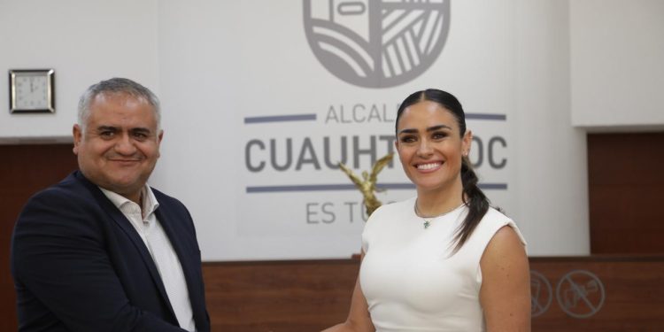 En las instalaciones de la Alcaldía Cuauhtémoc, a invitación del alcalde Raúl Ortega, se reunió con la alcaldesa electa, Alessandra Rojo de la Vega, para iniciar simbólicamente la transición. FOTO: Especial