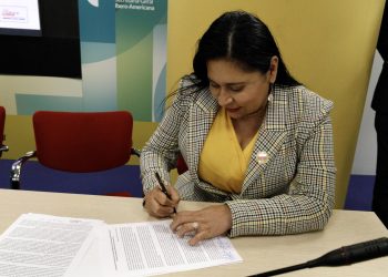La constancia oficial de su reelección en el Senado fue recibida por la talxcalteca Ana Lilia Rivera, quien se diversificó a fin de poder además acudir al la presentación de la Alianza Parlamentaria Iberoamericana y Caribeña por la Seguridad Alimentaria de Todas y Todos, en Madrid, España.