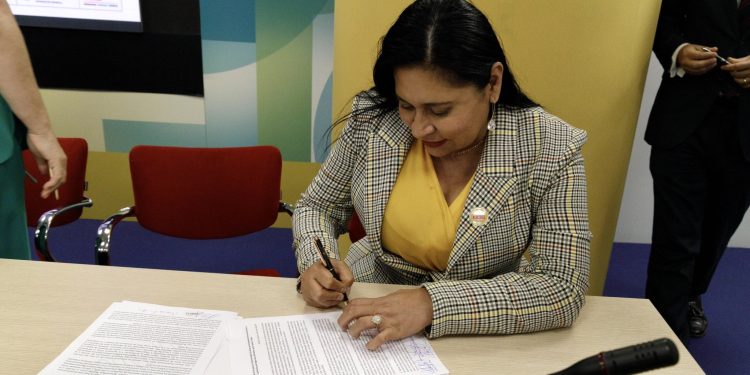 La constancia oficial de su reelección en el Senado fue recibida por la talxcalteca Ana Lilia Rivera, quien se diversificó a fin de poder además acudir al la presentación de la Alianza Parlamentaria Iberoamericana y Caribeña por la Seguridad Alimentaria de Todas y Todos, en Madrid, España.