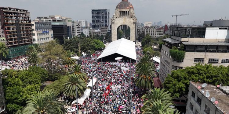El Jefe de Gobierno de la Ciudad de México, Martí Batres, presentó su informe anual de actividades al cumplirse 12 meses de haber asumido el cargo, sucediendo a Claudia Sheinbaum, actual presidenta electa de México. La presentación tuvo lugar en la explanada del Monumento a la Revolución, donde Batres destacó los logros más significativos de su administración en el último año.