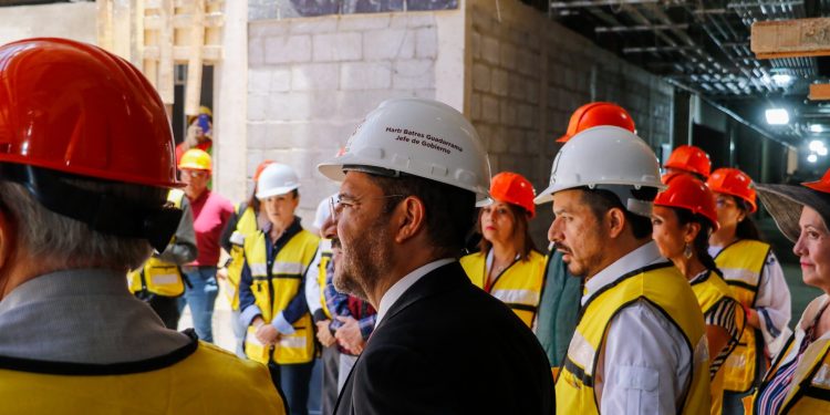 Autoridades del gobierno federal y de la capital encabezaron una visita de evaluación de obra en el Hospital General de Zona de Zaragoza, donde se invierten más de 2 mil 690 millones de pesos. FOTO: Especial