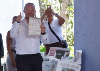 “Me apunté y agradezco a las fuerzas que me apoyaron: Frente Cívico, Marea Rosa y hoy estoy aquí dándoles la cara. Agradezco a la gente de sus colonias. Esta ciudad que no va por buen rumbo tendrá la oportunidad que las cosas estén mejor por los próximos 6 años por el bien de la gente”.