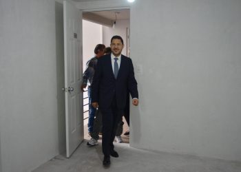 El Jefe de Gobierno, Martí Batres Guadarrama, entregó vivienda nueva de interés social a 43 familias en las unidades habitacionales "Lago Erne 6” y “Lago Chalco 133”, ubicadas en las colonias Pensil Sur y Anáhuac, de la Alcaldía Miguel Hidalgo, donde las y los habitantes desde ahora tendrán un patrimonio propio. FOTO: Especial