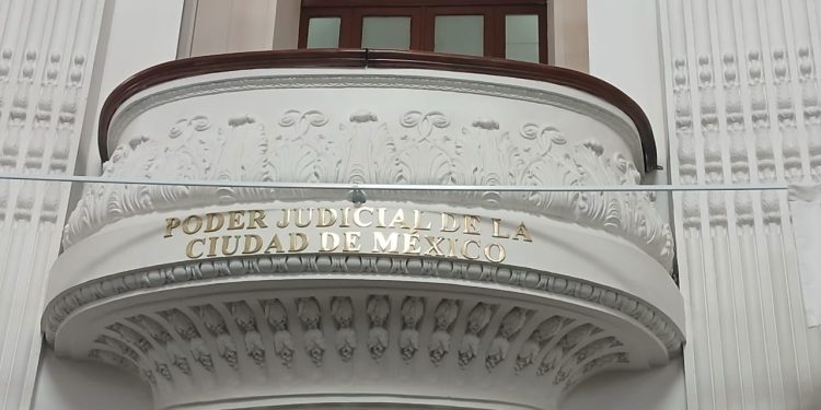 En vez de pedir perdón por la putrefacción de la que habla el propio presidente Andrés Manuel López Obrador, el Congreso de la Ciudad de México, dominado por Morena, con la venia de Martí Batres y Rafael Guerra, presidente del TSJCDMX, acordó inscribir en letras de oro en el salón de Plenos del recinto legislativo la frase “Poder Judicial de la Ciudad de México”, en “reconocimiento a su labor”. FOTO: Especial