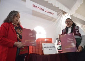El Jefe de Gobierno, Martí Batres Guadarrama, entregó 3 mil 500 testamentos a habitantes de las 16 Alcaldías de la Ciudad de México, a quienes se les brindó certeza jurídica, tranquilidad y seguridad, según dijo. FOTO: Especial