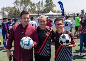 Este viernes arrancó en el Deportivo Vivanco el torneo “De la Calle a la Cancha”, impulsado por los diputados Pedro Haces Lago y Alberto Vanegas, en conjunto con la Fundación Telmex-Telcel, y con la participación de más de 500 niñas y niños en su jornada inaugural. El evento busca abrir oportunidades reales para las juventudes a través del deporte. FOTO: Especial
