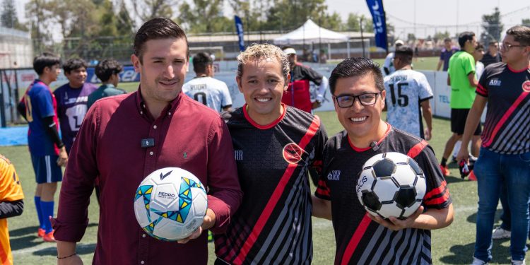 Este viernes arrancó en el Deportivo Vivanco el torneo “De la Calle a la Cancha”, impulsado por los diputados Pedro Haces Lago y Alberto Vanegas, en conjunto con la Fundación Telmex-Telcel, y con la participación de más de 500 niñas y niños en su jornada inaugural. El evento busca abrir oportunidades reales para las juventudes a través del deporte. FOTO: Especial
