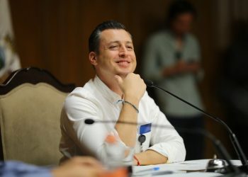 Quizás por eso mismo, porque ya era conocido por su obra, no logró obtener el mayor número de votos en la competencia senatorial. Llegó al senado por la vía del segundo lugar, lo que llaman “primera minoría”. FOTO: Especial