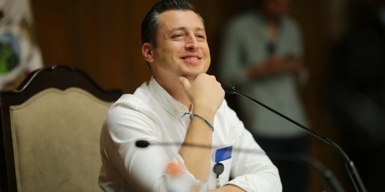 Quizás por eso mismo, porque ya era conocido por su obra, no logró obtener el mayor número de votos en la competencia senatorial. Llegó al senado por la vía del segundo lugar, lo que llaman “primera minoría”. FOTO: Especial