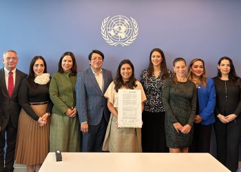 El día jueves 15 de mayo, la diputada panista Laura Álvarez se reunió con expertos de todo el mundo, en materia de ciudades familiarmente sostenibles, en el evento del “Día Internacional de la Familia” en la sede de la Organización de las Naciones Unidas (ONU) en Nueva York. FOTOS: Especial