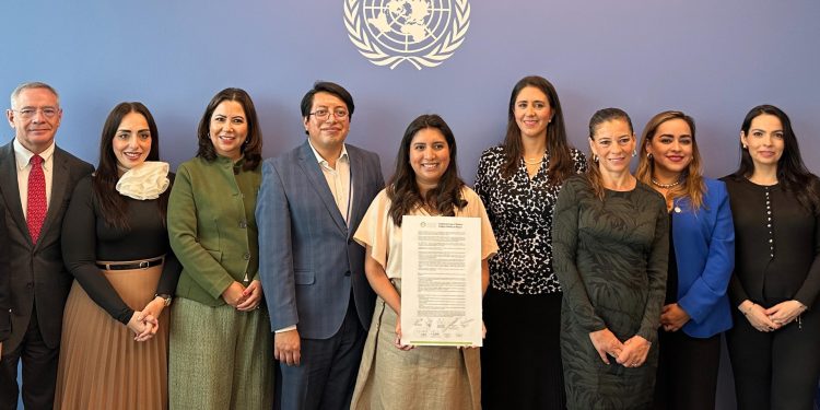 El día jueves 15 de mayo, la diputada panista Laura Álvarez se reunió con expertos de todo el mundo, en materia de ciudades familiarmente sostenibles, en el evento del “Día Internacional de la Familia” en la sede de la Organización de las Naciones Unidas (ONU) en Nueva York. FOTOS: Especial