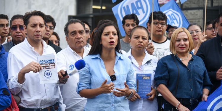Durante una campaña de volanteo en la glorieta del Metro Insurgentes donde acudió acompañada de legisladores y militantes del PAN, Gutiérrez Ureña dijo que el objetivo de esta actividad es exhortar a los usuarios a que denuncien las agresiones que se viven dentro del Sistema de Transporte Colectivo.