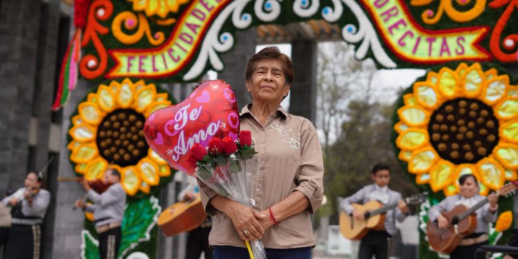 Mauricio Tabe, alcalde de Miguel Hidalgo, informó que todo se encuentra listo en los panteones Civil de Dolores y Sanctórum para celebrar a las mamás este 10 de mayo, donde se espera una afluencia de más de 28 mil personas.