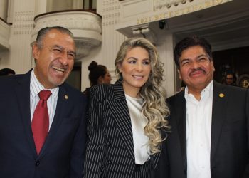 ¿De qué habrán hablado durante su encuentro en el Congreso de la Ciudad de México Nora Arias, Francisco Chíguil y Pablo Trejo, previo a la comparecencia del alcalde de Gustavo A. Madero, Janecarlo Lozano? Muy interesante reunión en plenas curules. FOTO: Especial