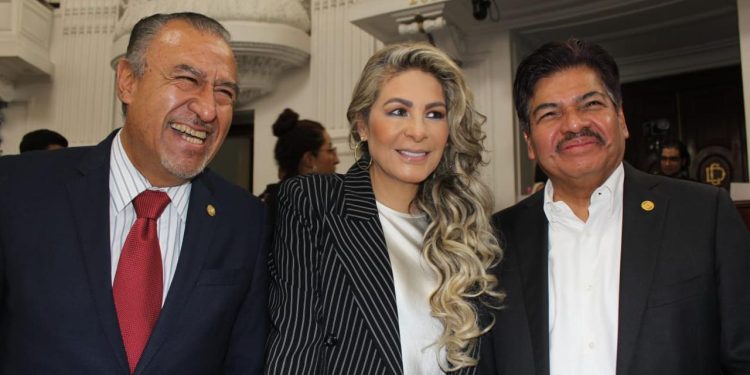 ¿De qué habrán hablado durante su encuentro en el Congreso de la Ciudad de México Nora Arias, Francisco Chíguil y Pablo Trejo, previo a la comparecencia del alcalde de Gustavo A. Madero, Janecarlo Lozano? Muy interesante reunión en plenas curules. FOTO: Especial