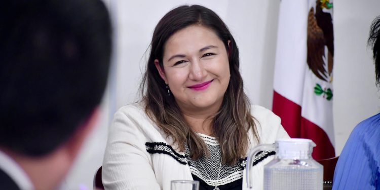 La alcaldesa de Azcapotzalco, Nancy Núñez, llevó a sus porristas acarreados a las puertas del Congreso de la Ciudad de México, ante quienes al salir gritó: “¡Ganamos esta comparecencia!”. ¿Ganamos? ¿A quién le ganaron? ¿Contra quién compitieron? En realidad, casi nadie la cuestionó. FOTO: Especial