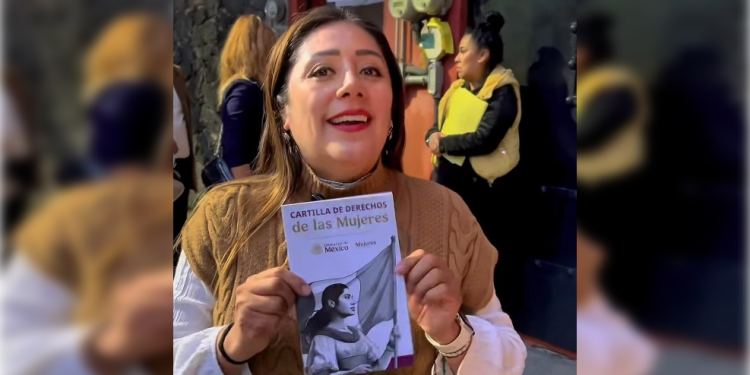 Al respecto, Xóchitl Bravo comentó que las y los diputados morenistas visitan casa por casa o realizan asambleas en las alcaldías, donde entregan las cartillas a mujeres y hombres, y explican los derechos de las primeras. FOTO: Especial