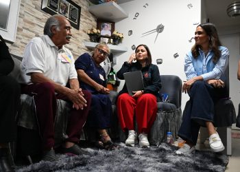 “Nosotros no esperamos a que nos busquen. Tocamos las puertas, vamos a las calles, a los jardines, a las plazas. Ahí donde está la gente, ahí debe estar el gobierno”, expresó la mandataria al inicio del encuentro.