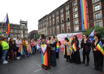 La diputada Xóchitl Bravo encabezó la presentación de las banderas de la diversidad sexual y de género que se colocaron en las fachadas de los edificios del Congreso capitalino.