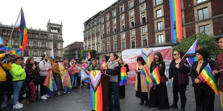 La diputada Xóchitl Bravo encabezó la presentación de las banderas de la diversidad sexual y de género que se colocaron en las fachadas de los edificios del Congreso capitalino.