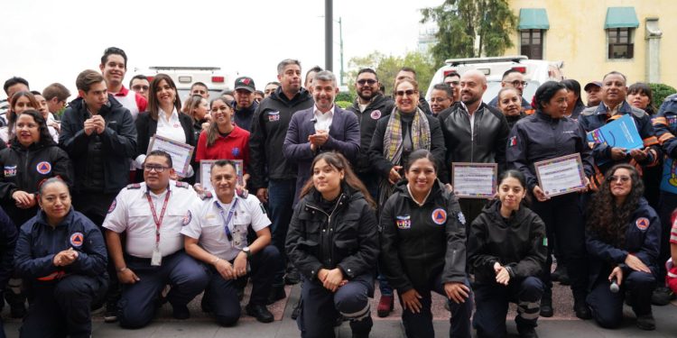 Mauricio Tabe, alcalde de Miguel Hidalgo, reconoció el trabajo de los socorristas, voluntarios y paramédicos que con su entrega han colocado a la demarcación con el mejor tiempo de respuesta para atender emergencias en la Ciudad de México. FOTO: Especial